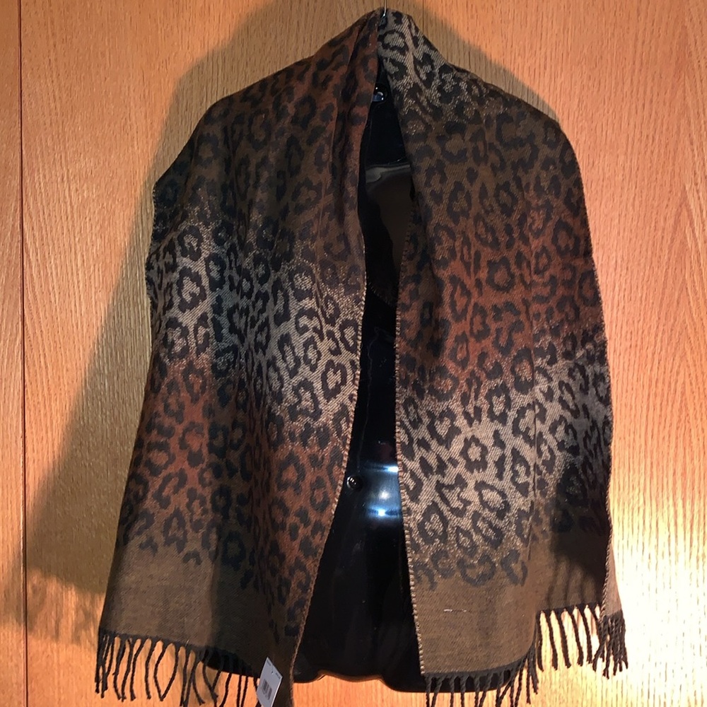NEW WITH TAGS Liz Claiborne brown black acrylic leopard print fringe scarf SOFT